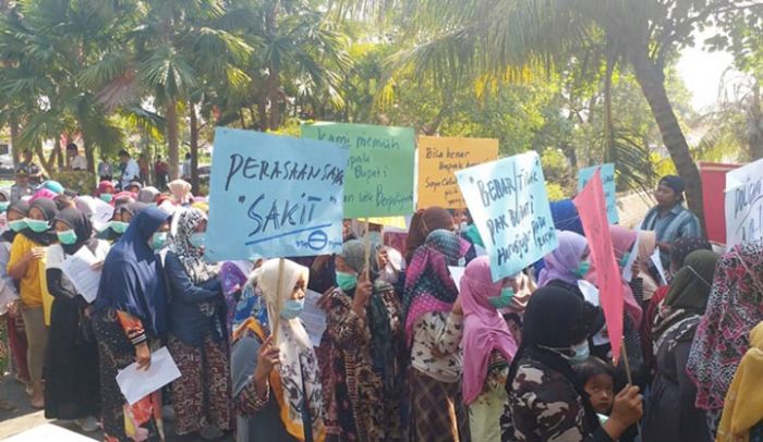 Kecewa Bupati Bangkalan Kawin Lagi, Emak-emak Gelar Aksi Bisu