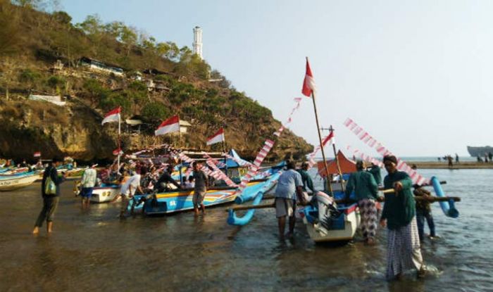 Dipimpin Politikus PKS, Sekelompok Warga Datangi Kantor Bupati Pacitan Tolak Kegiatan Sedekah Laut