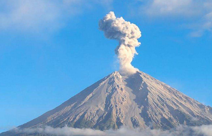 Kamis Pagi ini, Gunung Semeru Alami Erupsi Abu Vulkanik Setinggi 700 Meter