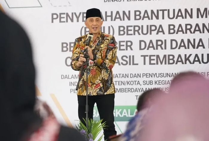 ​Pj Bupati Bangkalan Serahkan Bantuan Modal Usaha untuk IKM dari DBHCHT 2024