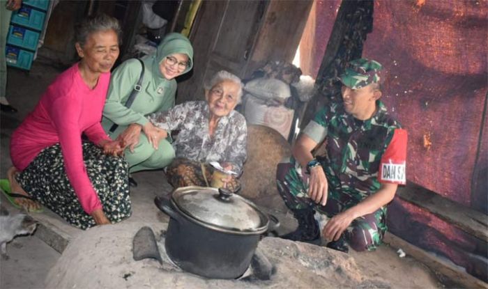 Dansatgas TMMD Bersama Ketua Persit Bantu Warga Memasak