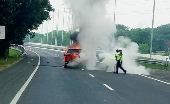 Mobil Ford Ecosport Ludes Terbakar di Tol Waru-Juanda