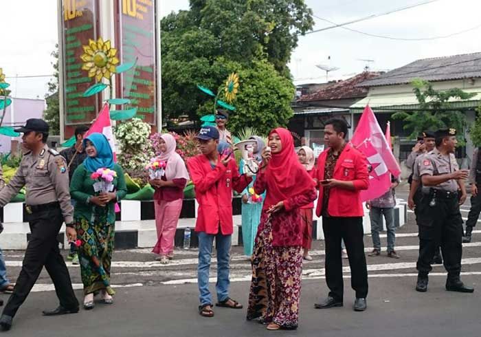 Berkebaya, GMNI Tuban Baca Puisi dan Tebar Bunga di Hari Kartini