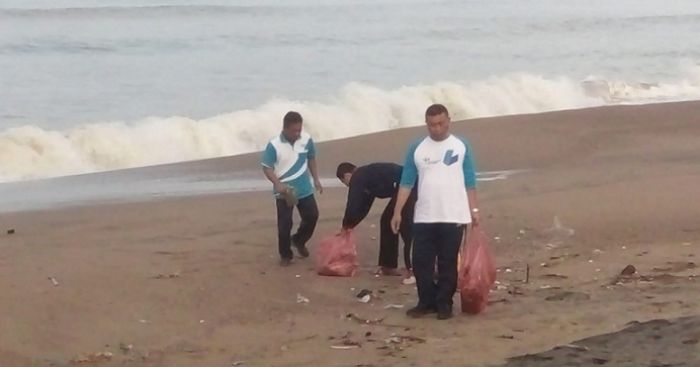 Bupati Indartato Punguti Sampah di Pantai Pancer Door