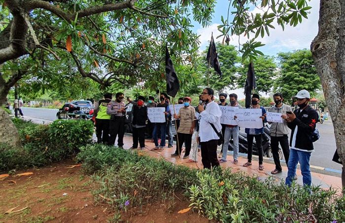 Warga Pocong Demo Minta PDAM Bangkalan Kucurkan CSR: Ketua Dewan Jangan Takut