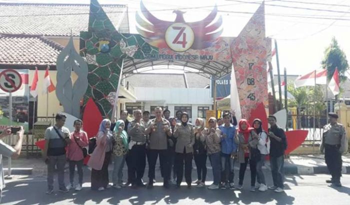 ​Ikut Festival Gapura, Polres Pamekasan Tampilkan Motif Batik Sekar Jagat dan Arek Lancor