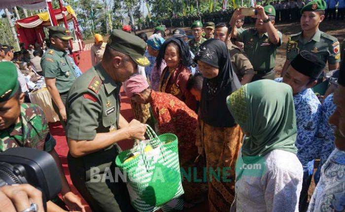 TMMD di Jombang Ditutup dengan Khitanan Massal, Pengobatan Gratis, dan Bazaar Sembako Murah