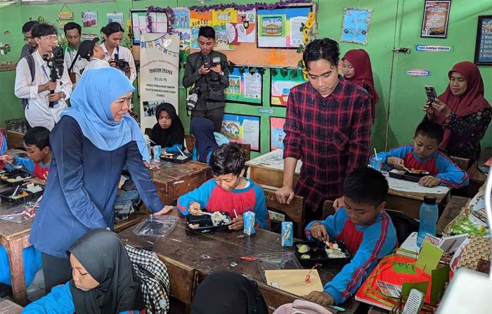 Bersama Gibran Tinjau Implementasi Makan Siang Gratis, Khofifah Yakin Bermanfaat