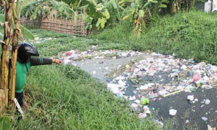 DPU Pengairan Sidoarjo tak Gubris Keluhan Sampah di Sungai