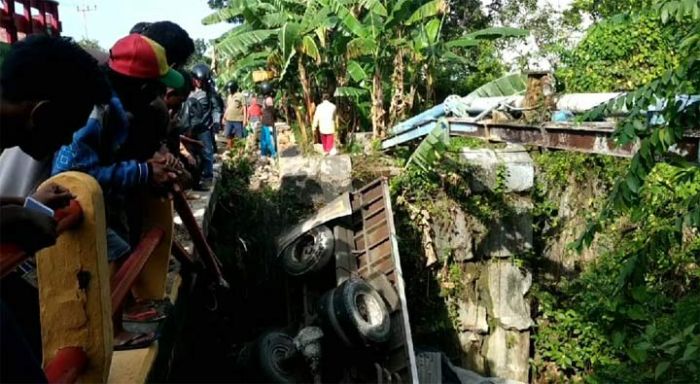 Truk Trailer Bermuatan Asbes Terjun Bebas ke Sungai di Pademawu Pamekasan