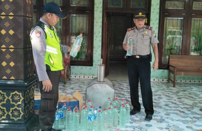 Polisi Gagalkan Pengiriman 31 Botol Arak Siap Edar di Semanding