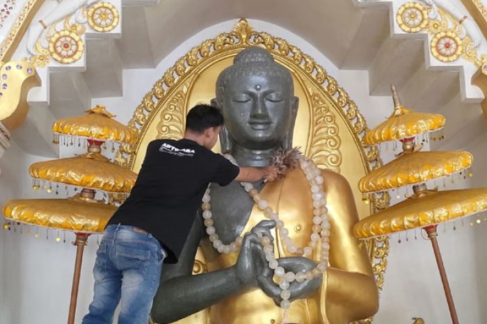 Jelang Peringatan Waisak, Patung Buddha di Vihara Jayasaccako Kediri Dibersihkan