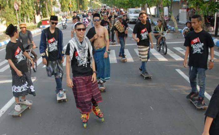 Sarungan Keliling Jombang, Aksi Komunitas Skateboard di Jombang