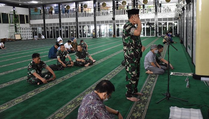 Merdunya Azan Brigjen TNI Fulad di Masjid Al Falah Surabaya