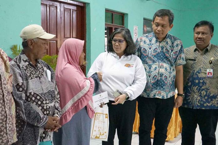 Salurkan BPNTD, Pj Wali Kota Kediri: Belanjakan untuk Memenuhi Kebutuhan Sehari-hari