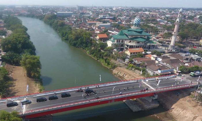 Kendaraan Besar di Kota Kediri Mulai Lintasi Jembatan Alun-Alun Bandar