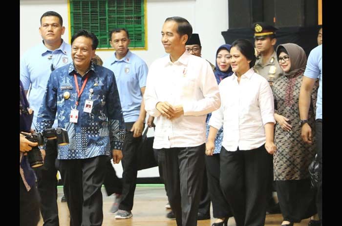 Presiden Jokowi Serahkan Bantuan PKH kepada 1.250 Warga Gresik