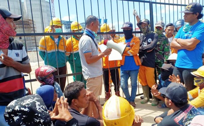 Di-PHK Sepihak, Pekerja Bangunan Demo Pabrik Semen di Jember