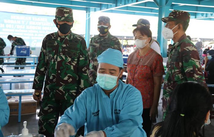 Danrem 081 Pantau Vaksinasi Massal di Ngawi