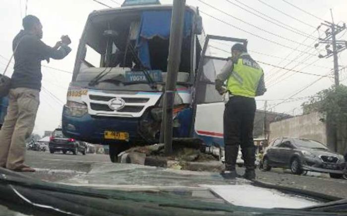Tabrak Pemotor dan Tiang Listrik di Mojoagung, Bus Sugeng Rahayu Hancur