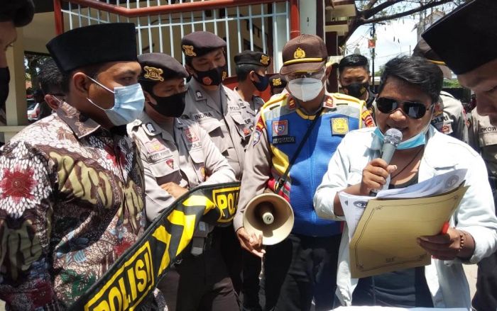 Diduga Salurkan Sembako Berkualitas Buruk, Sejumlah Warga Tuntut E-Warong di Kadur Ditutup