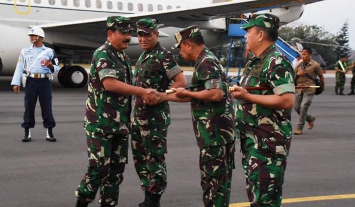 Pangkoarmada II Sambut Kedatangan Panglima TNI di Lanud Abdul Rahman Saleh