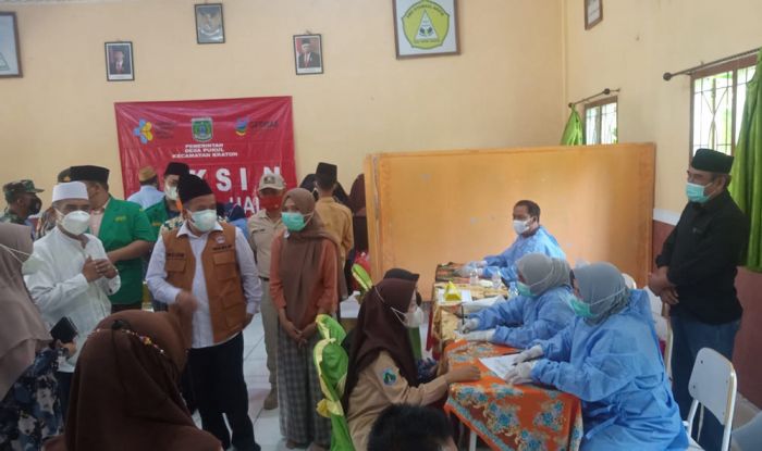 Warga dan Santri Antusias Ikuti Vaksinasi Covid-19 di Pondok Pesantren Syamsul Arifin