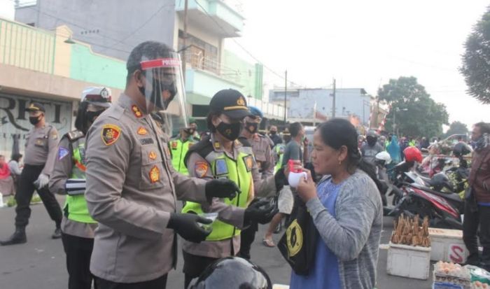 ​Kesadaran Bermasker Rendah, Polisi dan TNI di Blitar Turun Tangan