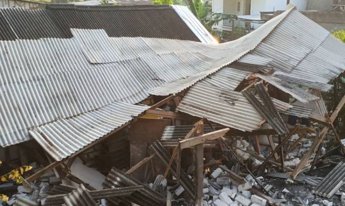 Truk yang Terguling Timpa Rumah Warga Kembangan Sudah Dievakuasi, Bangunan Hancur Berantakan