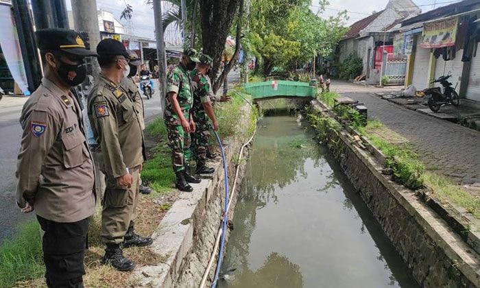 Antisipasi Banjir, Babinsa Bersama Tiga Pilar di Benowo Surabaya Tinjau Saluran Air