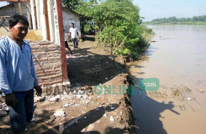 Tergerus Longsor, Rumah di Pinggir Sungai Bengawan Solo Dibongkar Paksa 