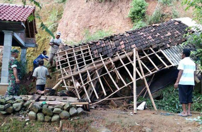 Tebing di Ngrayun Ponorogo Longsor usai Diguyur Hujan 5 Jam, Timpa Rumah Warga