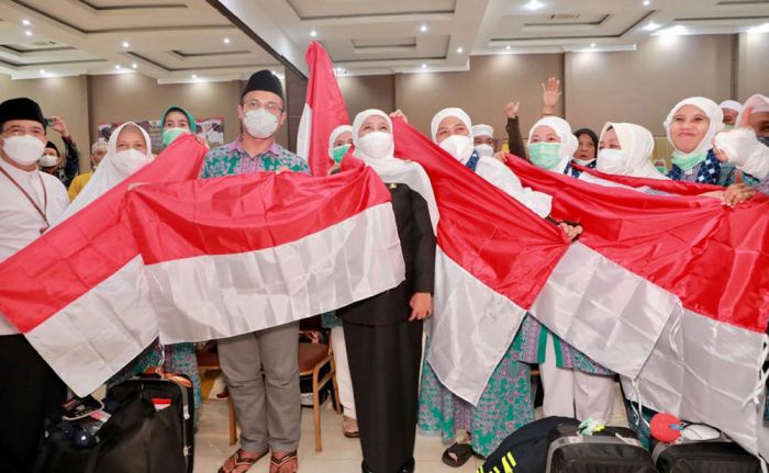 Sambut Kedatangan Jemaah Haji Kloter Terakhir, Gubernur Khofifah Bagikan Bendera Merah Putih