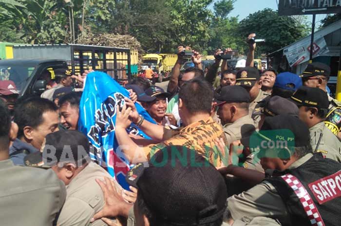 Bentrok dengan Satpol PP, Petani Tebu di Jombang Demo Tuntut Hapus PPN 10 Persen