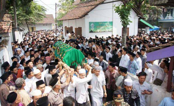 Ribuan Pelayat Hadiri Pemakaman KH Aziz Mansyur