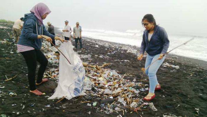 Pantai Bambang Lumajang Penuh Sampah, Masyarakat dan Pelajar Turun Bersih-bersih