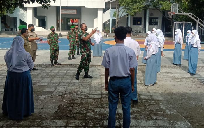 Cegah Penyebaran Covid-19, Dandim Pantau Langsung Tracing dan Testing Antigen di SMAN 1 Ngawi