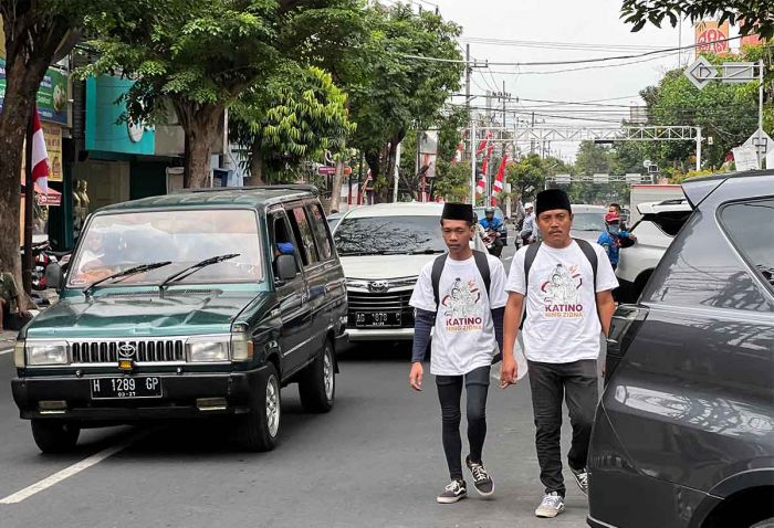 Ketua Ranting Gerindra dan Relawan Katino-Ning Zidna Jalan Kaki Kediri-Jakarta untuk Bertemu Prabowo