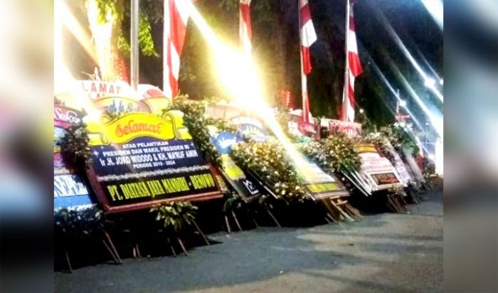Karangan Bunga Ucapan Selamat Pelantikan Jokowi-Ma’ruf Amin Berdatangan di Grahadi