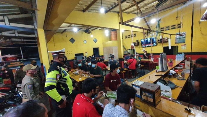 ​Langgar Jam Malam, Puluhan Pengunjung Warkop dan Kafe di Waru Dibubarkan Satgas Covid Sidoarjo