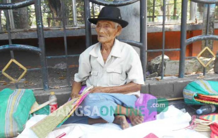Potret Warga Miskin di Lamongan, Kakek 82 Tahun Tetap Semangat Menghidupi Keluarga