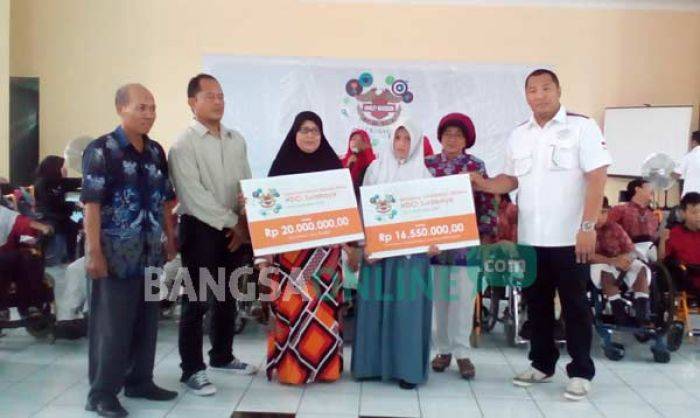 HDCI Cabang Surabaya Bagikan Santunan terhadap Siswi SLB