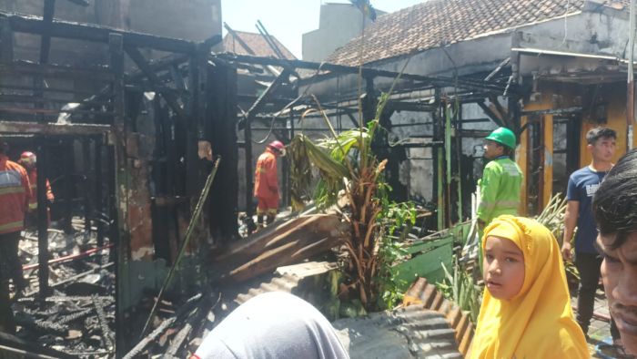 Ditinggal Bekerja Penghuni, Tiga Rumah di Pulopancikan Gresik Hangus Terbakar