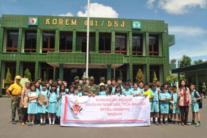 Puluhan Siswa-siswi Sekolah Tiga Bahasa Mitra Harapan Kunjungi Makorem 081/DSJ