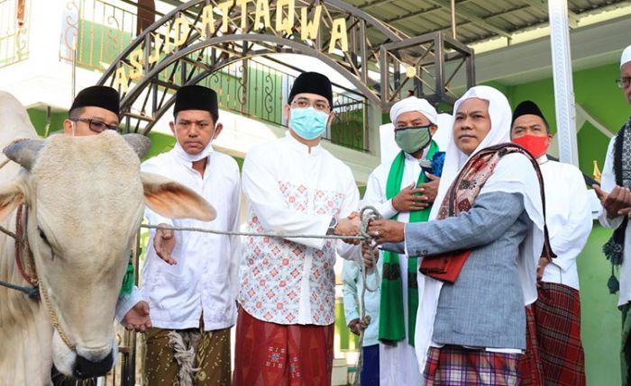 Plt. Wali Kota Teno Serahkan Hewan Kurban ke Takmir Masjid dan Musala se-Kota Pasuruan