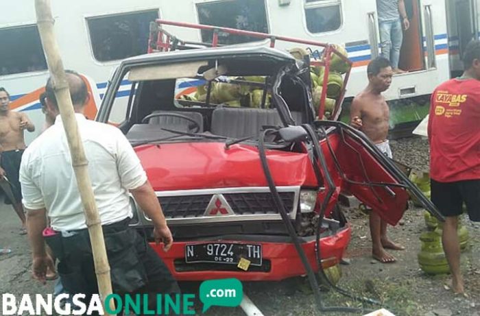 Pick Up Muatan Elpiji Digilas Kereta Api di Pasuruan: Satu Orang Tewas, Dua Luka-luka