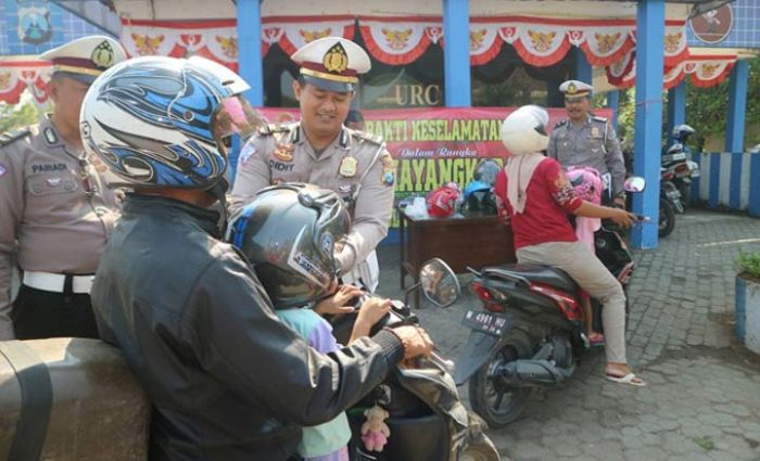 Tak Pakai Helm, Pemotor di Bangkalan Malah Dikasih Helm Gratis