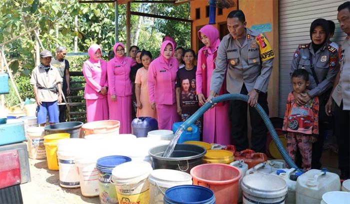 Kapolres Pacitan Kirimkan Bantun Air Bersih ke Sejumlah Desa Rawan Kekeringan