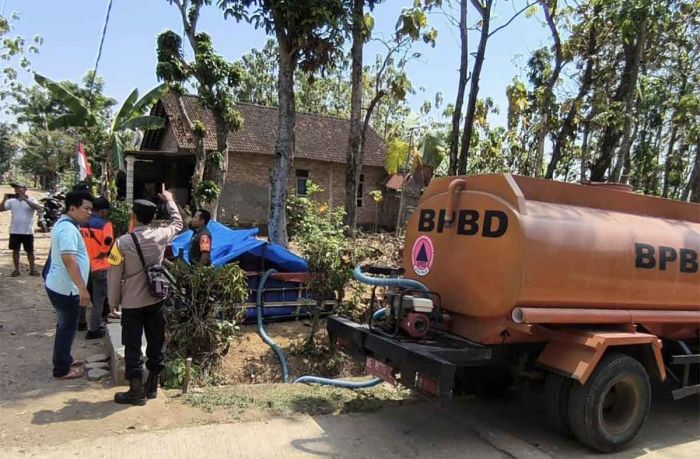 Sinergitas TNI-Polri Salurkan Bantuan Air Bersih di Ngawi