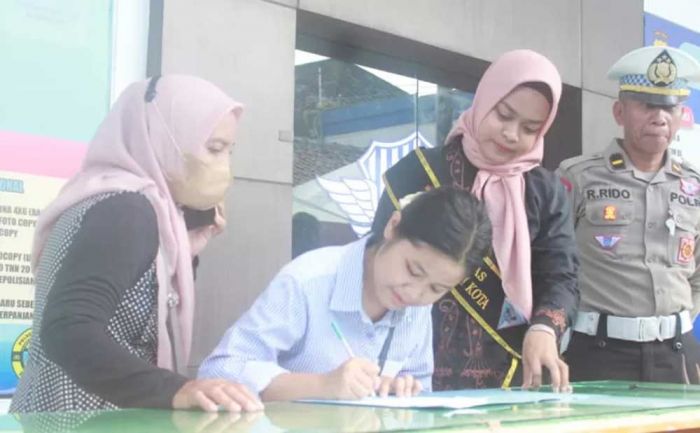 Peringati Hari Kartini, Petugas Satpas Layani Pemohon SIM Sambil Kenakan Kebaya